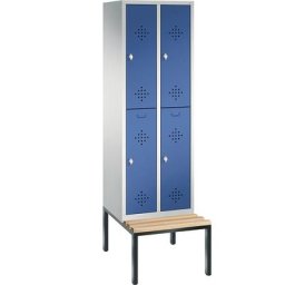 C+P Penderie CLASSIC avec banc inférieur, à deux étages, 2 compartiments, 2 casiers chacun, largeur compartiments 300 mm, gris clair / bleu gentiane