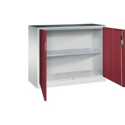 C+P Armoire d'atelier hauteur bureau à portes battantes, largeur x profondeur 1200 x 500 mm, gris clair / rouge rubis