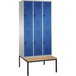 C+P Penderie EVOLO à deux étages, avec banc, 3 compartiments, 2 casiers chacun, largeur compartiments 300 mm, aluminium / bleu gentiane