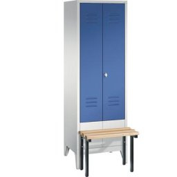 C+P Penderie CLASSIC avec banc frontal et portes fermant l'une contre l'autre, 2 compartiments, largeur compartiments 300 mm, gris clair / bleu gentiane