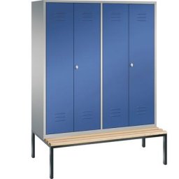 C+P Penderie CLASSIC avec banc inférieur et portes fermant l'une contre l'autre, 4 compartiments, largeur compartiments 400 mm, aluminium / bleu gentiane