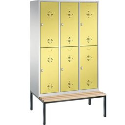 C+P Penderie CLASSIC avec banc inférieur, à deux étages, 3 compartiments, 2 casiers chacun, largeur compartiments 400 mm, gris clair / jaune soufre