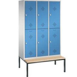 C+P Penderie CLASSIC avec banc inférieur, à deux étages, 3 compartiments, 2 casiers chacun, largeur compartiments 400 mm, gris clair / bleu clair
