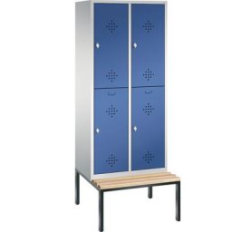C+P Penderie CLASSIC avec banc inférieur, à deux étages, 2 compartiments, 2 casiers chacun, largeur compartiments 400 mm, gris clair / bleu gentiane