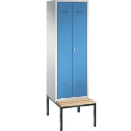 C+P Penderie CLASSIC avec banc inférieur et portes fermant l'une contre l'autre, 2 compartiments, largeur compartiments 300 mm, gris clair / bleu clair