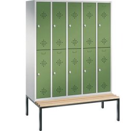 C+P Penderie CLASSIC avec banc inférieur, à deux étages, 5 compartiments, 2 casiers chacun, largeur compartiments 300 mm, gris clair / vert réséda