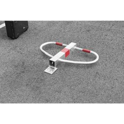 Barrière de parking rabattable, clés identiques pour une même serrure, à bétonner