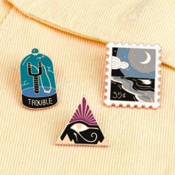 Broche en émail de timbre de rivière de lune de personnalité broche triangle vintage surintendant