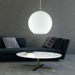 Plafonnier design boule de verre salle à manger suspendu dans un ensemble comprenant des ampoules