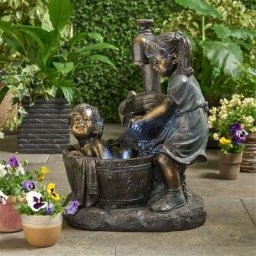 BDD - Statue de jardin garçon et fille Une statue de jardin enfant avec décoration de jardin