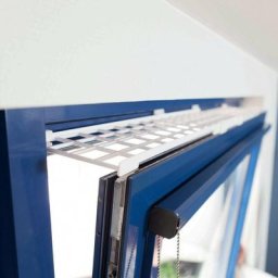 Une Grille de protection pour fenêtre (oscillo-battant dessus), extensible Trixie Blanc