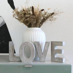 Lettres en béton gris Lettre v - 15cm Figurines artistiques ciment déco à poser - gris
