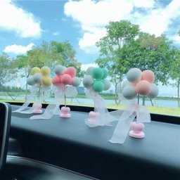 Ornements de voiture ballon qui hoche la tête décor de tableau Prada tête tremblante de printemps