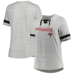 T-shirt à col en V à lacets grande taille Tampa Bay Buccaneers gris chiné pour femme