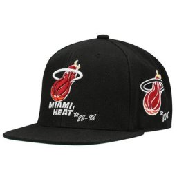 Mitchell & Ness Casquette ajustée noire Miami Heat Hardwood Classics Timeline pour hommes