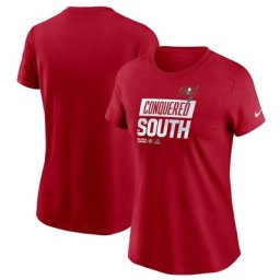 T-shirt de la collection de trophées du vestiaire des champions de la division sud de la NFC 2022 des Buccaneers de Tampa Bay de marque Fanatics rouge pour femme