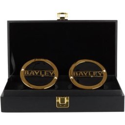 Coffret contenant les répliques des plaque latérales du titre du championnat WWE de Bayley « Role Model »