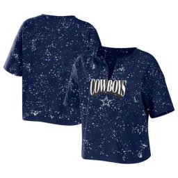 T-shirt court pour femme WEAR by Erin Andrews bleu marine Dallas Cowboys à col cranté délavé avec éclaboussures