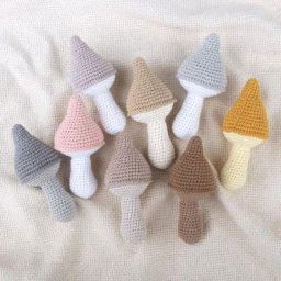 Poupée en forme de champignon pour bébé jouet en peluche doux tricoté à la main pour sucette