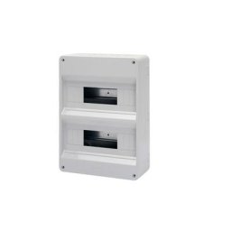 Boîtier protégé sans porte avec parois perforées 24+2 (12X2) modules préparés pour loger des bandes
