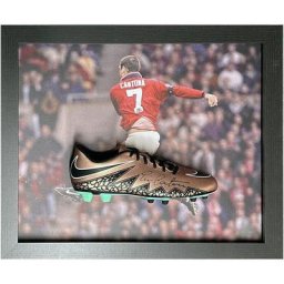 Chaussure de football Nike dédicacée par Eric Cantona - Encadrée