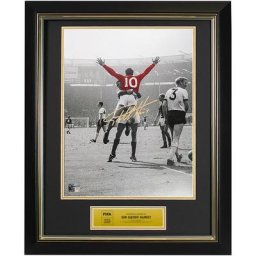Sir Geoff Hurst Officiel de la Coupe du Monde de la FIFA Photo d'Angleterre signée : Hat-Trick Hero - Encadrée