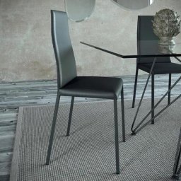 Lot de 2 Chaises BEAUTY en Eco-cuir graphite avec piétement en métal graphite