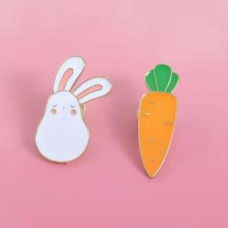 Épingles personnalisées lapin et carotte épinglette lapin blanc bijoux de lapin de Pâques broches