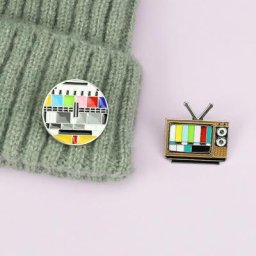 Broche Rétro Créative Bijoux à la Mode Dessin Animé Chaîne TV Couleur Sans Signal Danemark ge