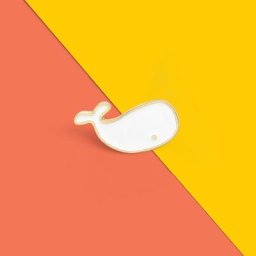 Épingles en émail de petite baleine blanche de dessin animé mini badge personnalisé pour jeans en
