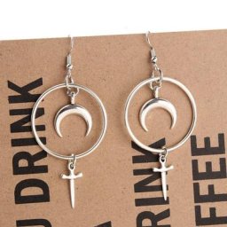 Boucle d'oreille lune et poignard de sorcière bijou magique croissant païen gothique bijoux