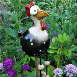 Poule de jardin décorative en une pièce. Statue de jardin amusante pour la décoration de jardin