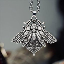 Collier gothique avec pendentif en forme de mites texturée pour femmes Vintage couleur argent