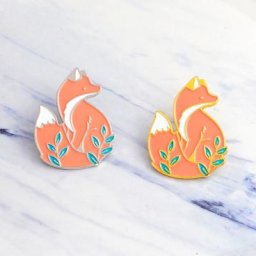 Broches personnalisées en émail broche de chemise en denim torche rouge dans l'herbe insigne de