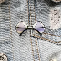 Broche acrylique de dessin animé vintage pour femmes lunettes mignonnes insignes de bijoux