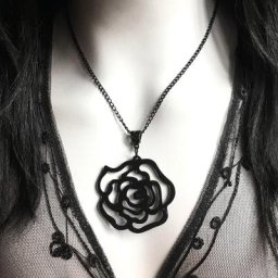Collier gothique rose noire pendentif rose acrylique style de tatouage tribal contour
