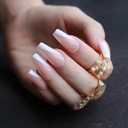 Faux ongles pointus brillants très longs couleur chair
