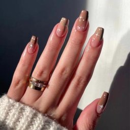Faux Ongles Courts en Forme de Cercueil 24 Pièces Patch à Pression Étoile Blanche Marron pour