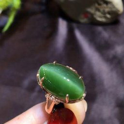 Bague en argent incrusté de calcédoine verte pour femme design artisanal unique forme de marquise