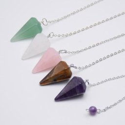 Pendentif en pierre naturelle de petite taille lapis rose cristal clair cône radiesthésie