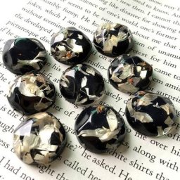 Broche de fleurs séchées irrégulières en résine breloques en perles de cabochon noir boucle