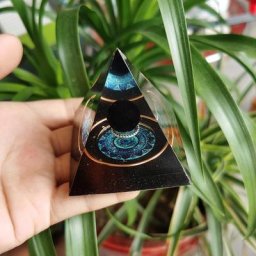 Pyramide d'Orgonite Faite à la Main de 60mm Sphère de Clip d'Obsidienne Mandala avec Accumulateur