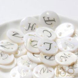 Coquille naturelle avec lien de l'alphabet avec 2 trous lettre de l'alphabet rond 15mm B207