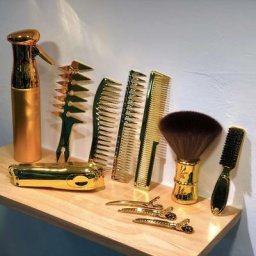 Ensemble de barbier doré comprenant pulvérisateur d'eau peigne à tête d'huile peigne de coupe