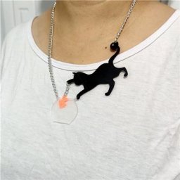 Kuguy – collier avec pendentif chat noir et poisson rouge pour femmes chaîne de pull en acrylique