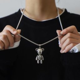 Pendentif Ours Violent Mobile pour Homme et Femme Collier en Acier Titane Hip Hop Couple Punk