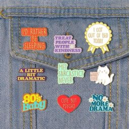 Broche en métal et émail Badge avec lettres de dessin animé c'est vendredi 80's bébé bijoux de
