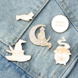Broches série magique blanche chapeau de sorcières fourneau épingles à main en émail Badge de