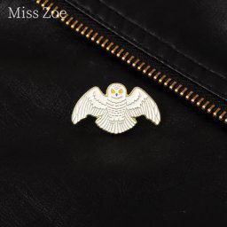 Broches en émail de dessin animé pour femmes flamant rose blanc plume chauve-souris punk logo