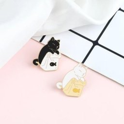 Broche chat noir et blanc en émail pour sac de poisson séché joli Badge Animal de dessin animé